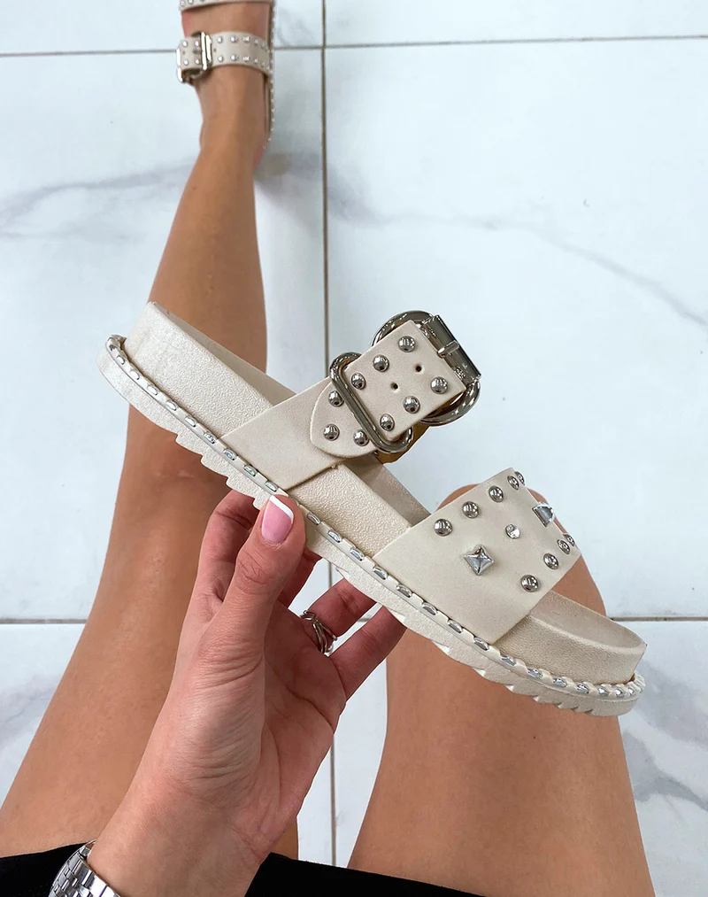 Sandales cloutées beiges à boucles