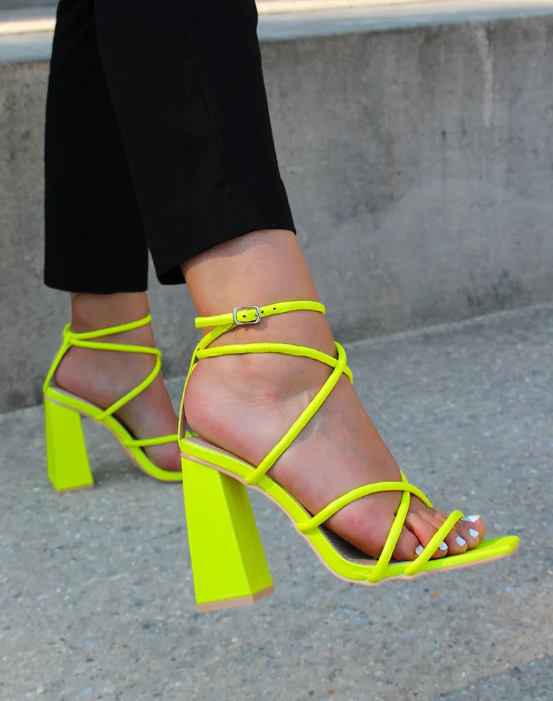 Sandales à talon jaune fluo à multiples brides