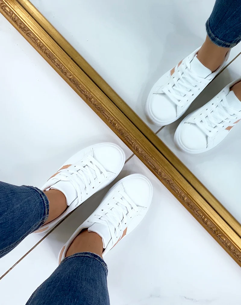 Baskets blanches et champagne basses