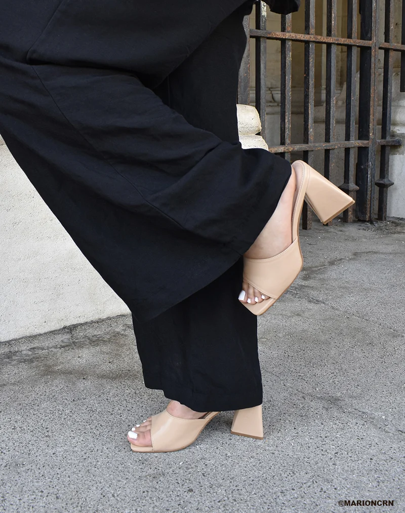 Mules beiges à talon triangulaire