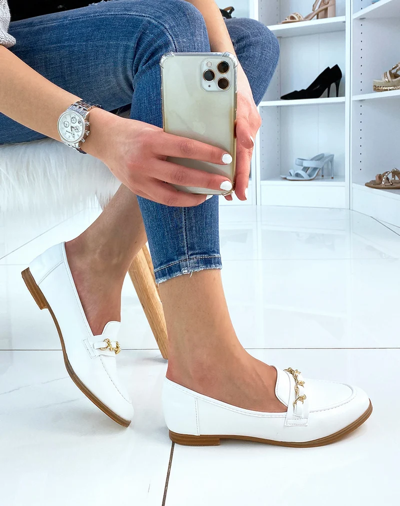 Mocassins blancs à fine chaîne dorée