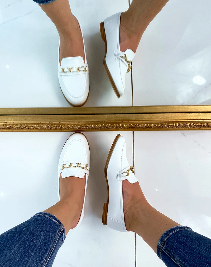 Mocassins blancs à fine chaîne dorée