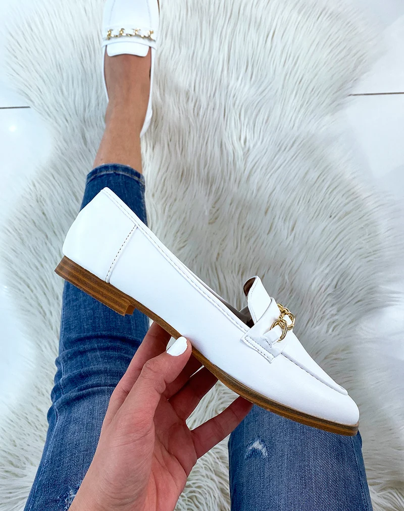 Mocassins blancs à fine chaîne dorée