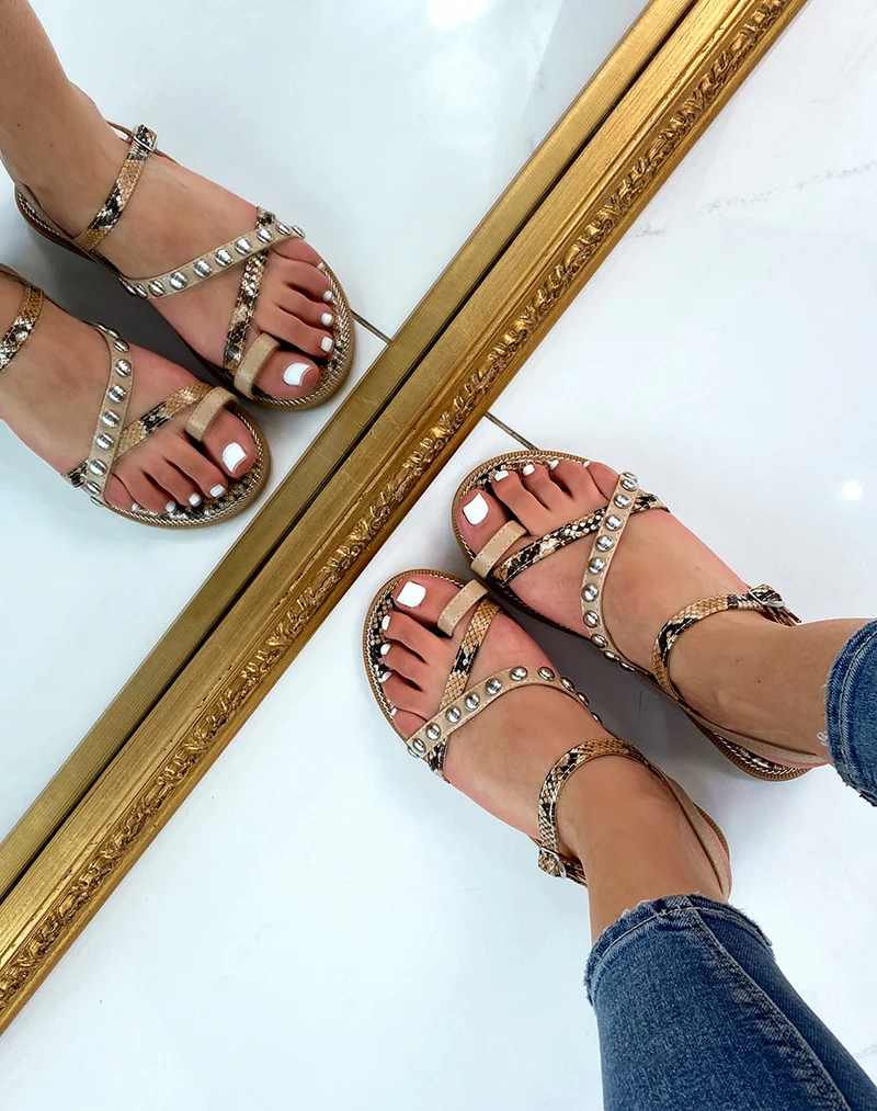 Nu-pieds camel à détail clouté