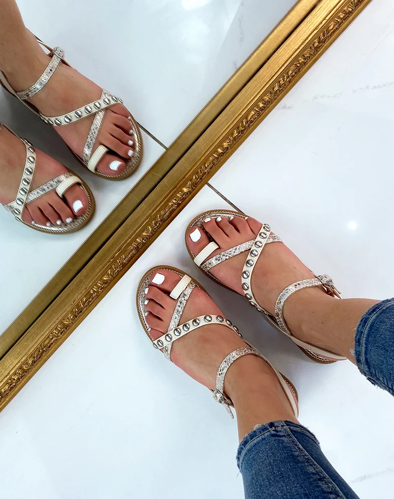Nu-pieds beiges et dorés à détail clouté
