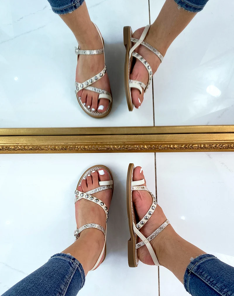 Nu-pieds beiges et dorés à détail clouté
