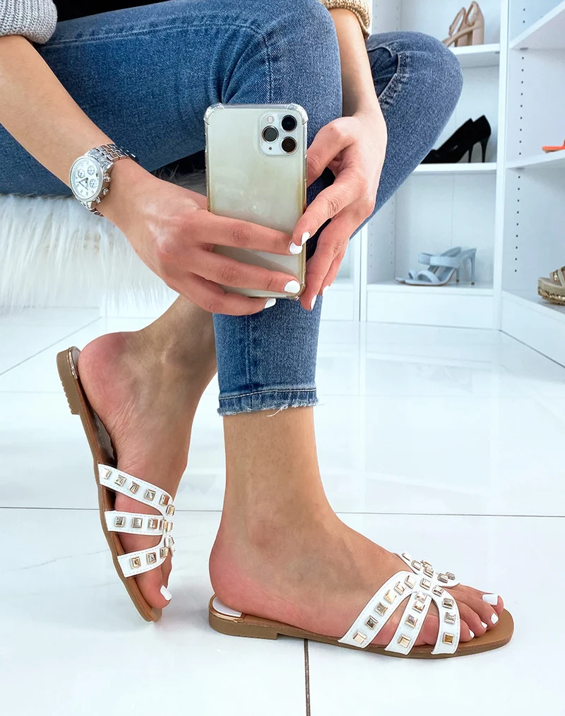 Mules blanches à multiples brides ornées de clous
