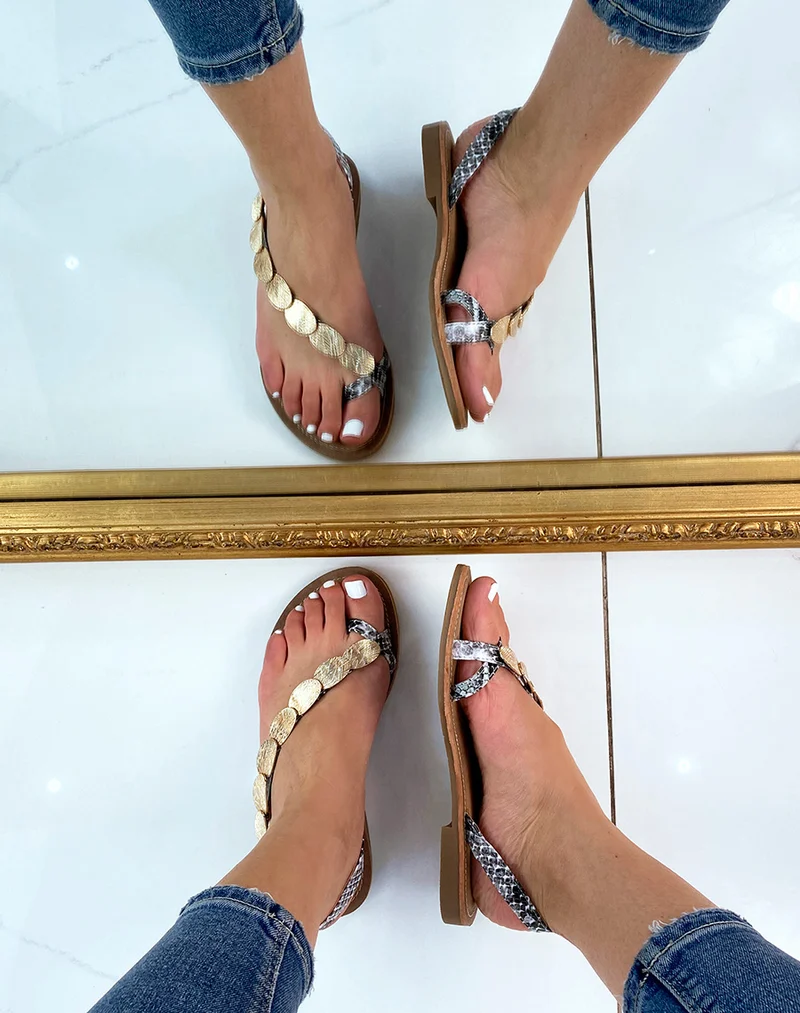 Nu-pieds effet snake ornés de bijoux dorés