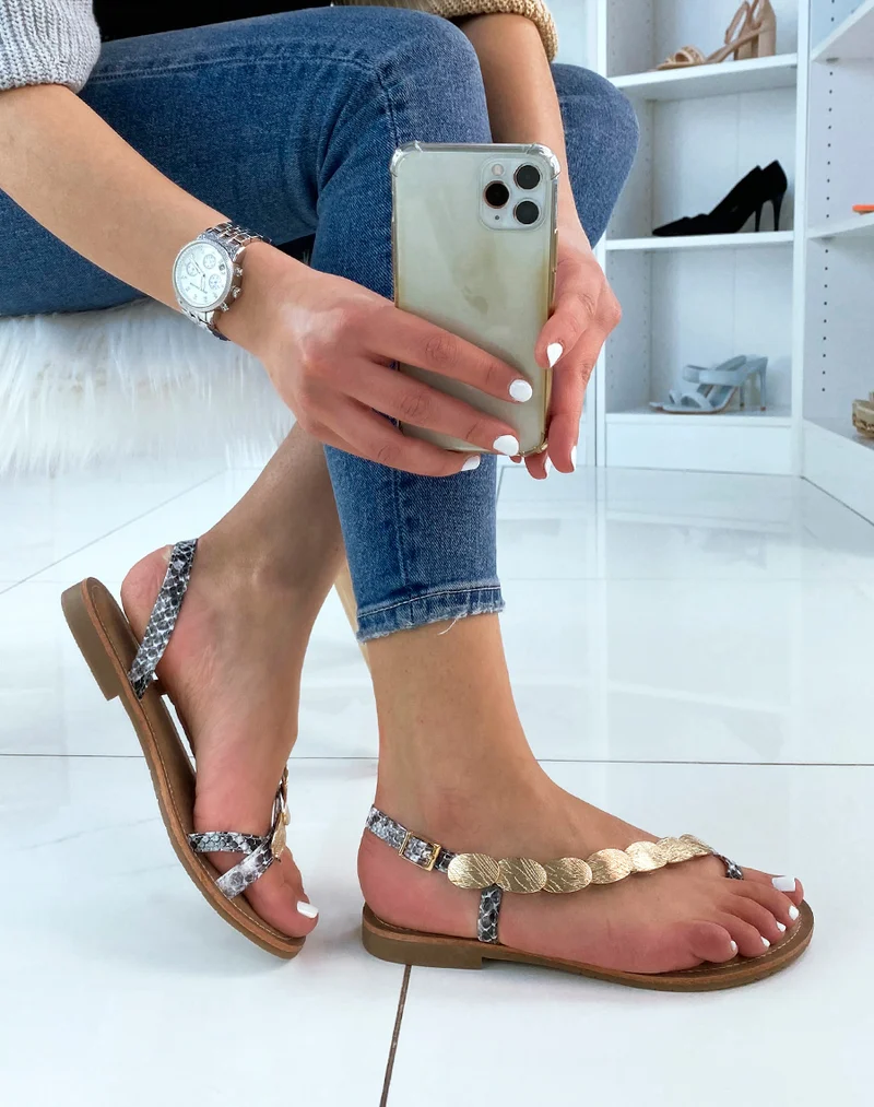 Nu-pieds effet snake ornés de bijoux dorés
