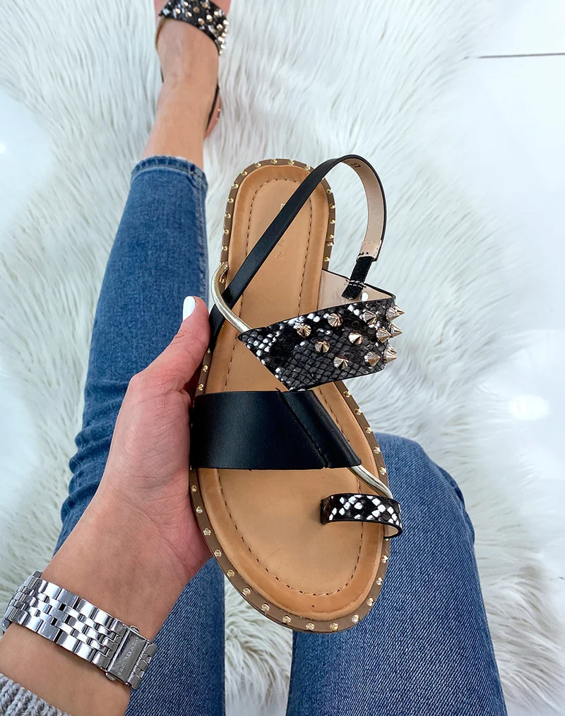 Nu-pieds noirs et effet snake ornés de clous