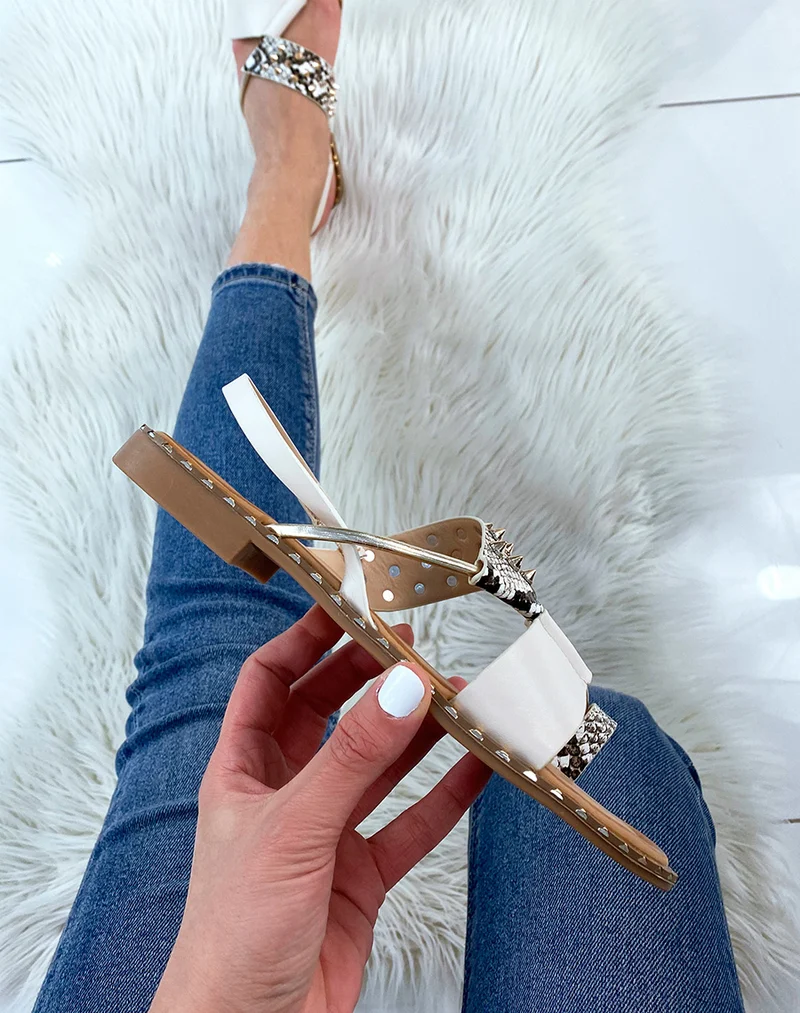 Nu-pieds beiges et effet snake ornés de clous