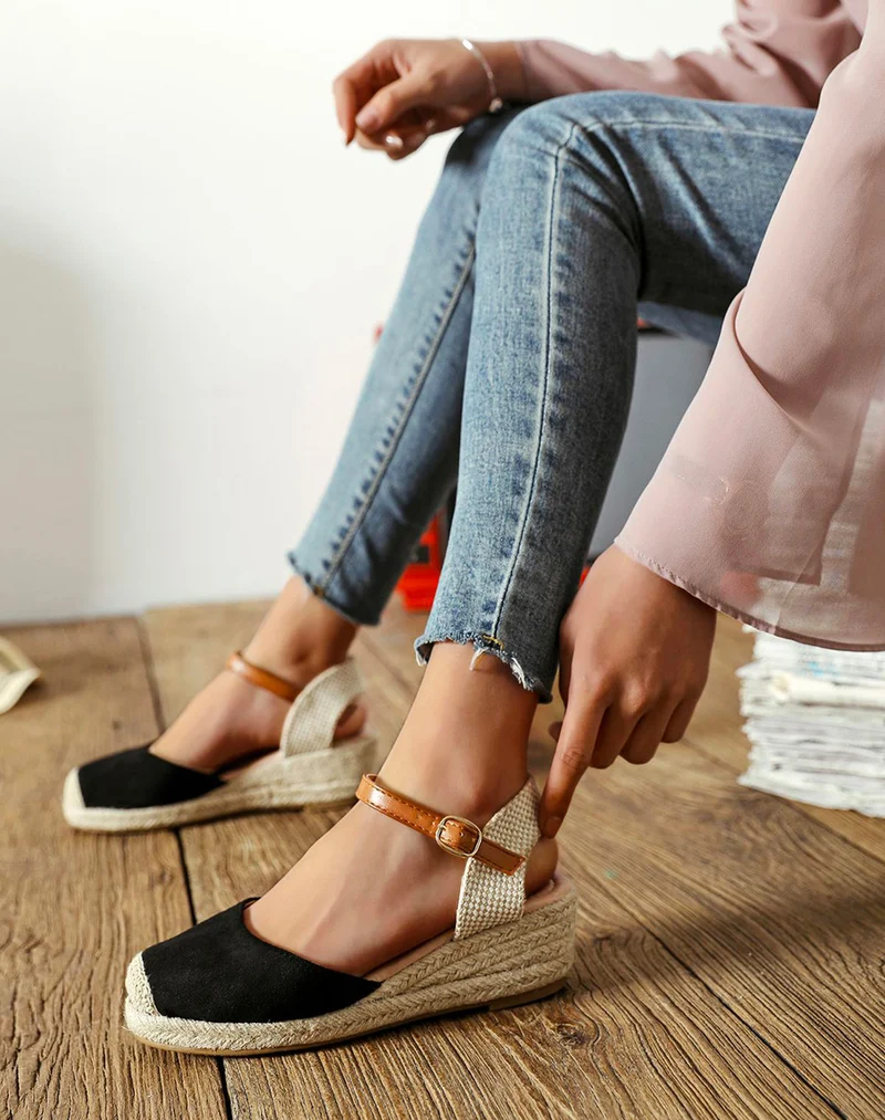 Compensée noire façon espadrille