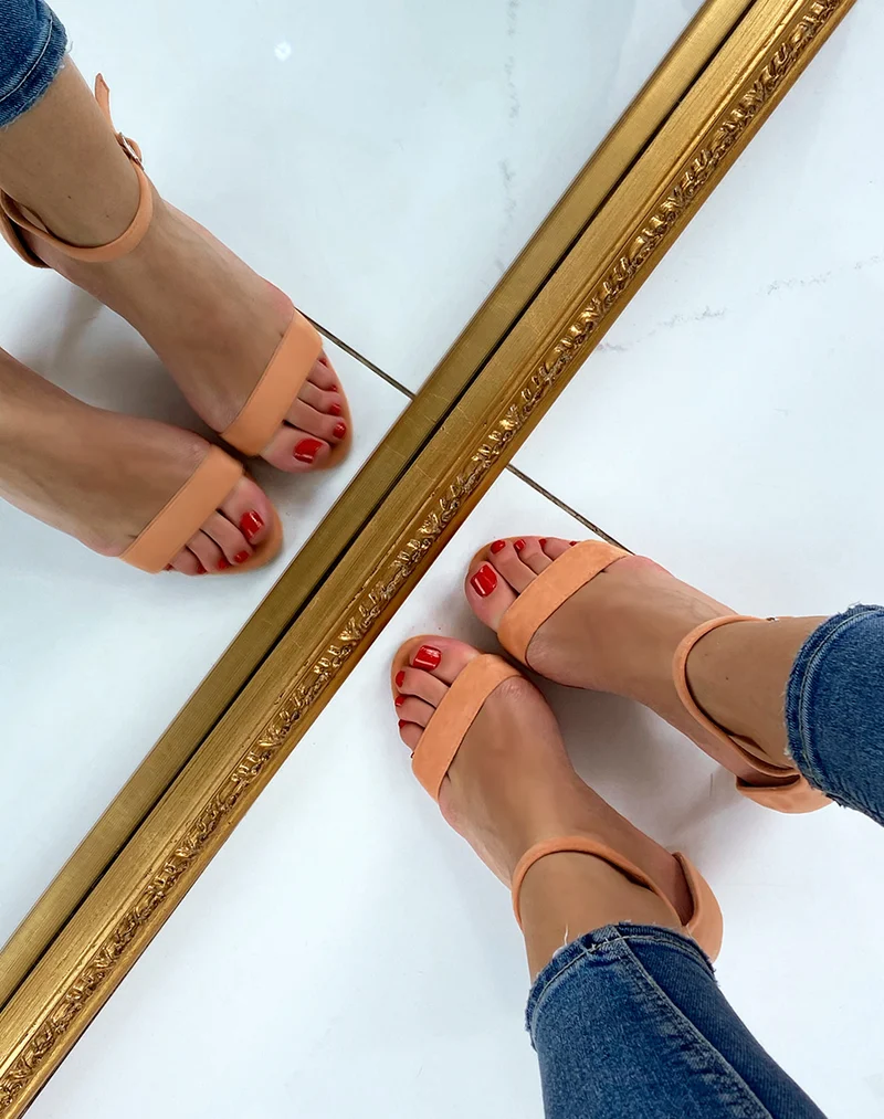 Sandales à talon en suédine orange pastel à fines lanières