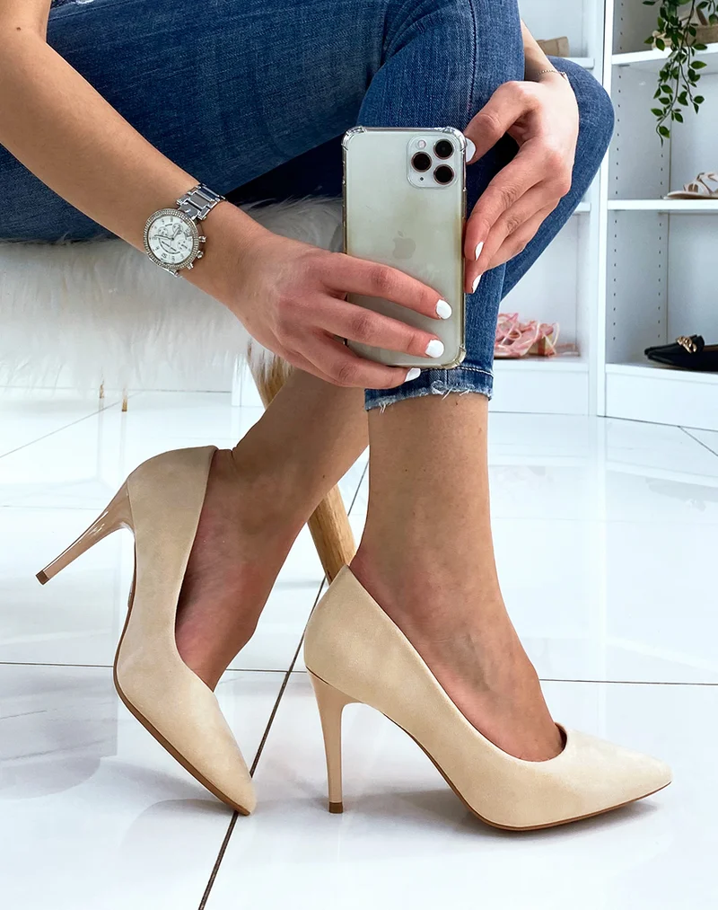 Escarpin beige en suédine à talon aiguille
