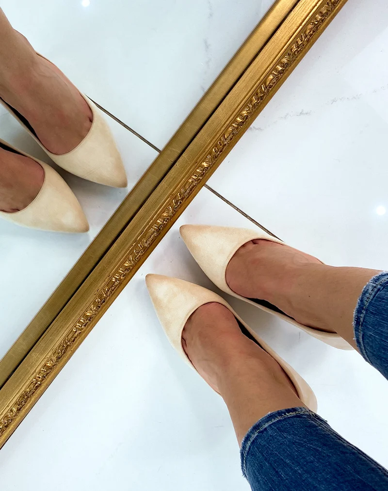 Escarpin beige en suédine à talon aiguille