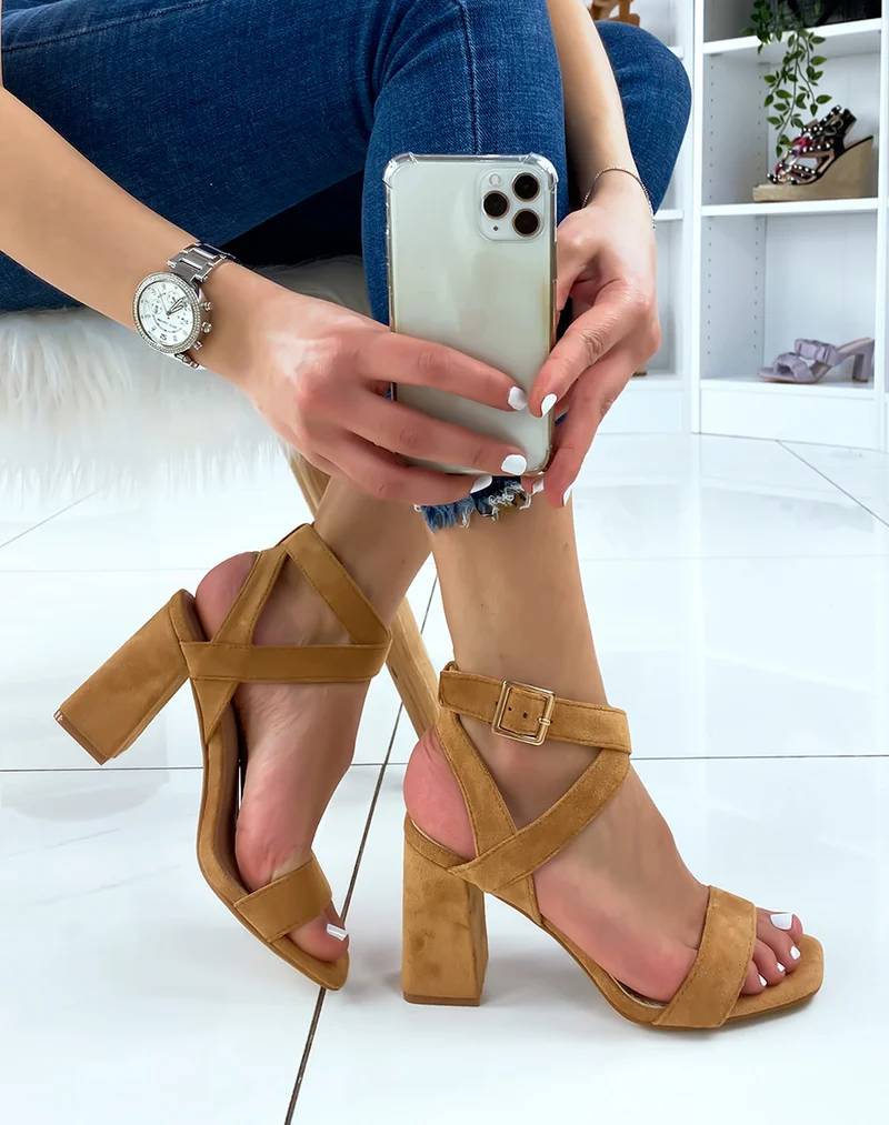Sandales à talon en suédine camel à brides croisées