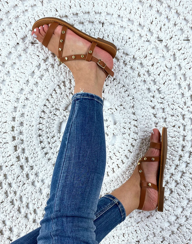 Nu-pieds cloutées camel