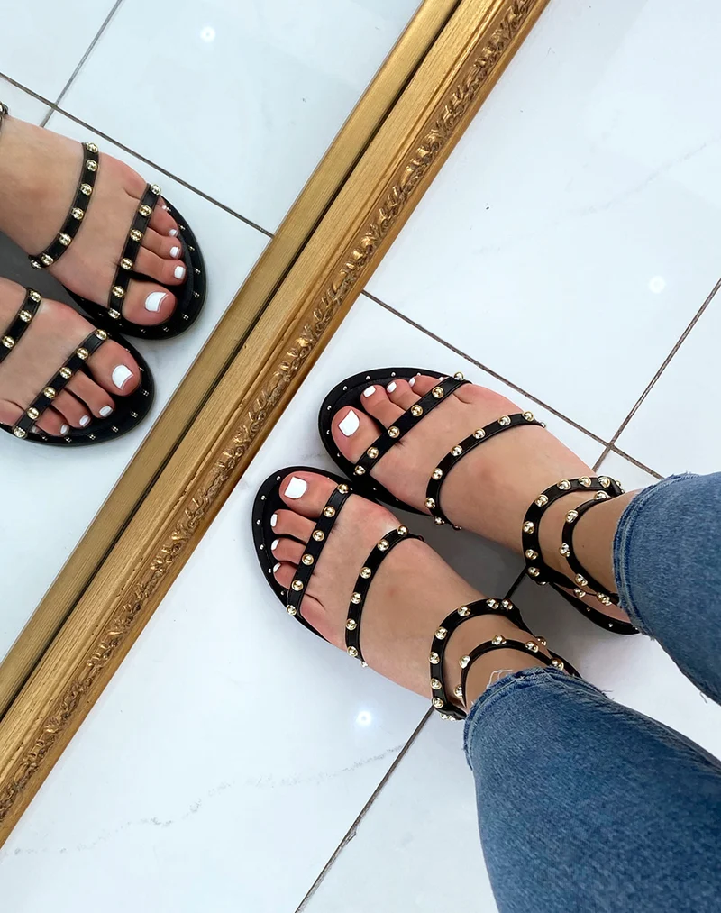 Nu-pieds noirs à multiples brides cloutées