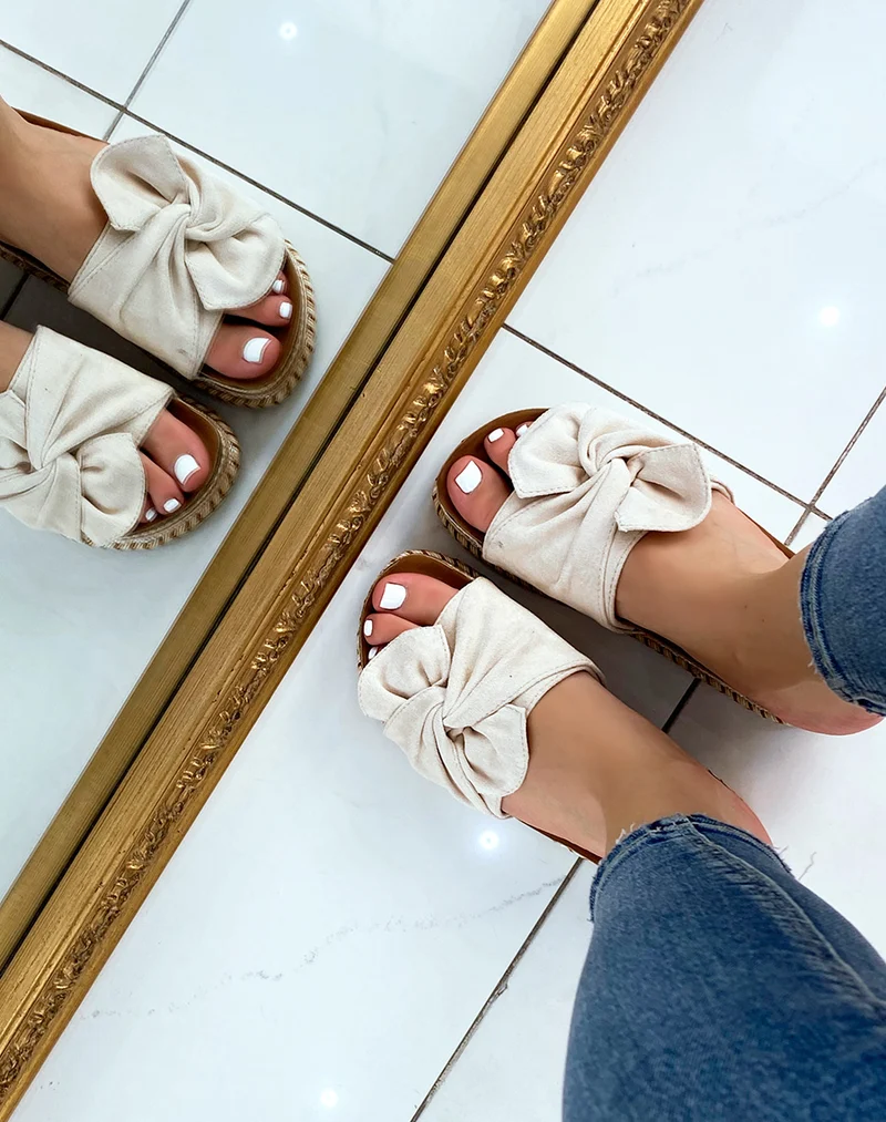 Mules à large bride en suédine beige et motif aztèque