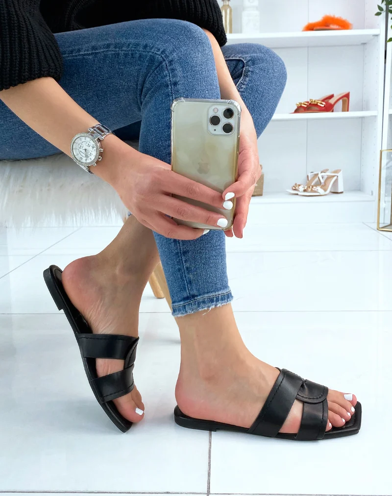Mules noires à larges brides entrecroisées