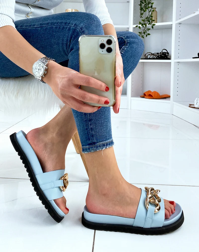 Mules bleu pastel à bride épaisse et grosse chaine dorée
