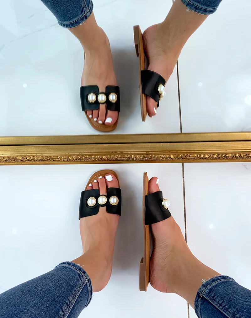 Mules plates noires ornées de grosses perles