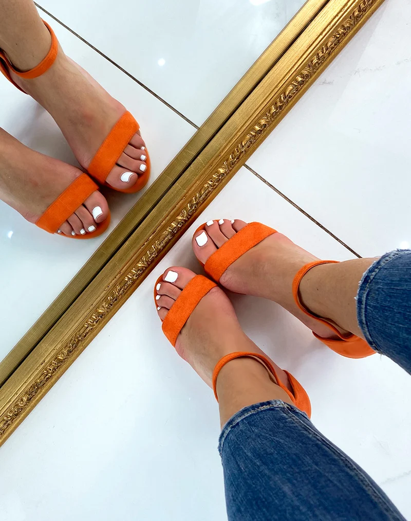 Sandales à talon en suédine orange