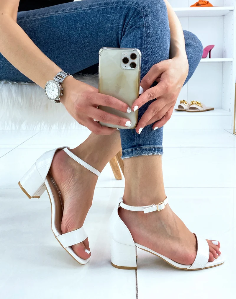 Sandales blanches effet croco à petit talon