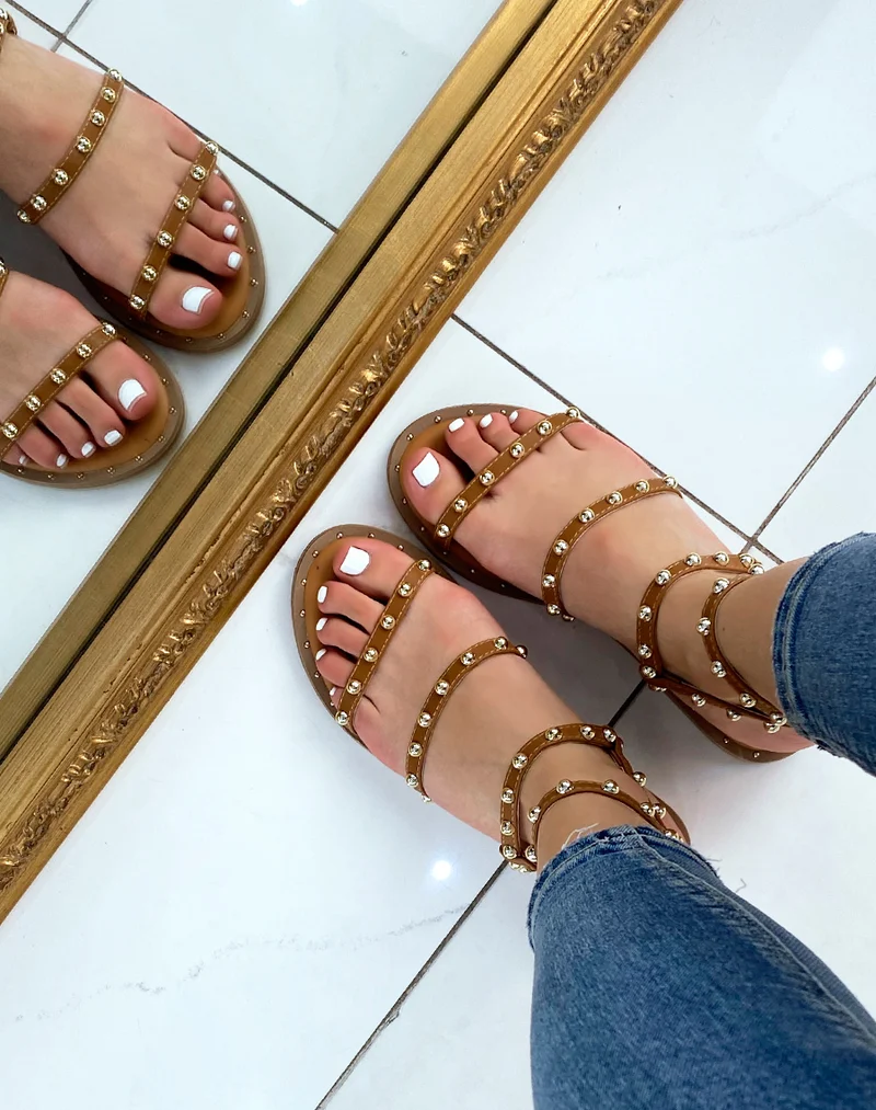 Nu-pieds camel à multiples brides cloutées