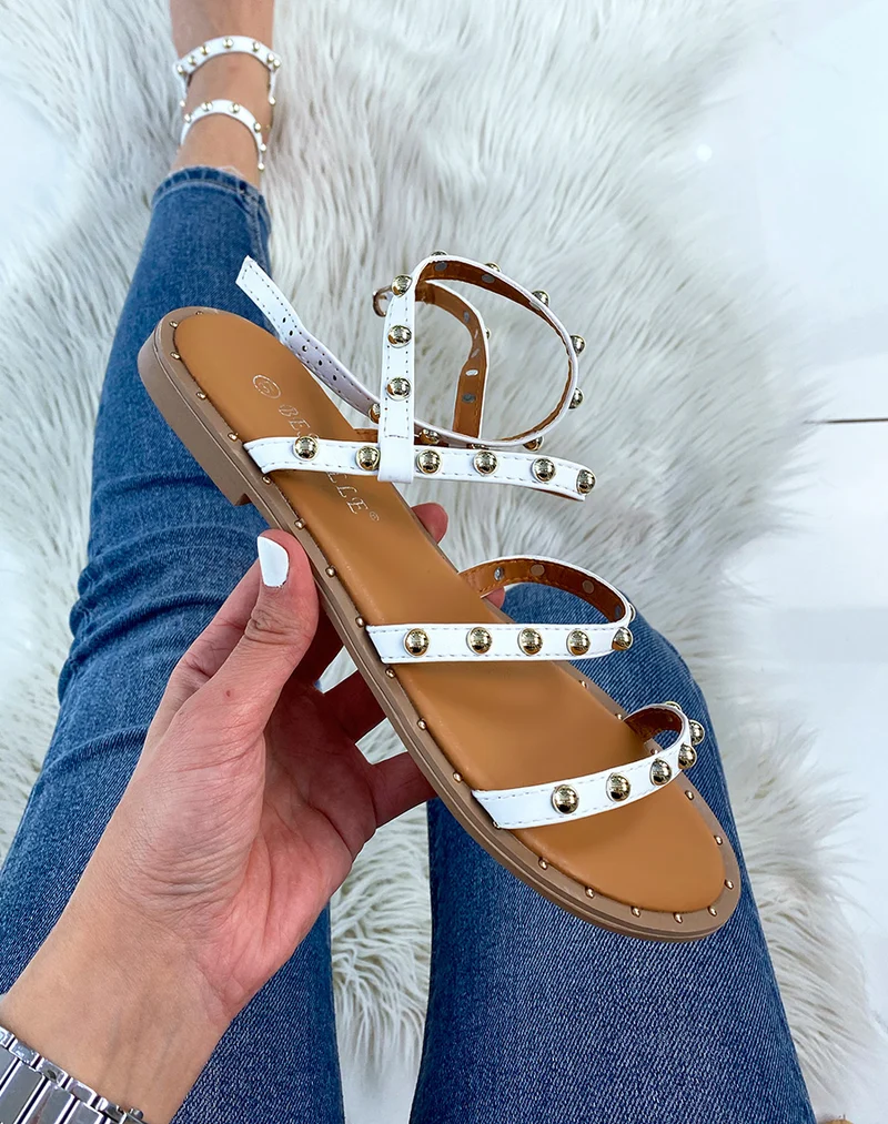 Nu-pieds blancs à multiples brides cloutées