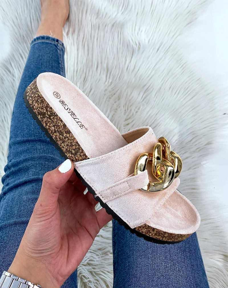 Mules en suédine beige à grosse chaîne dorée