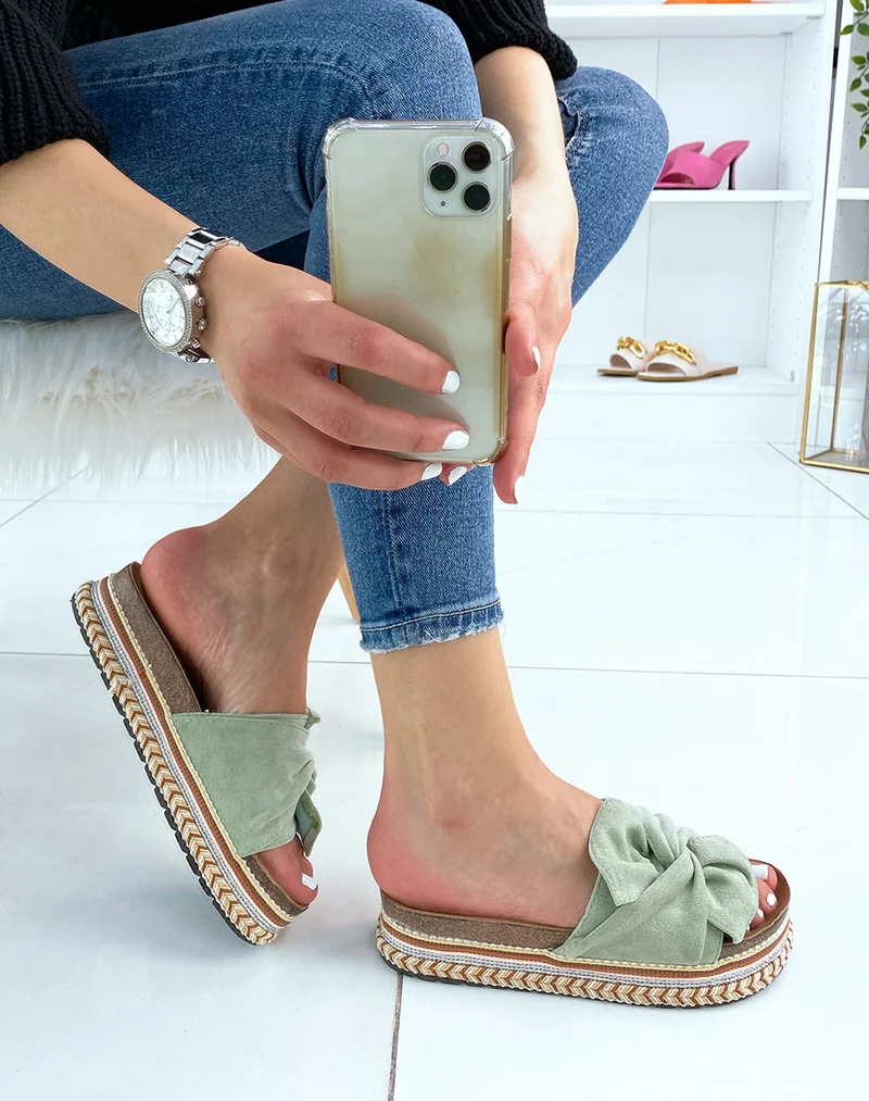 Mules à large bride en suédine vert pastel et motif aztèque