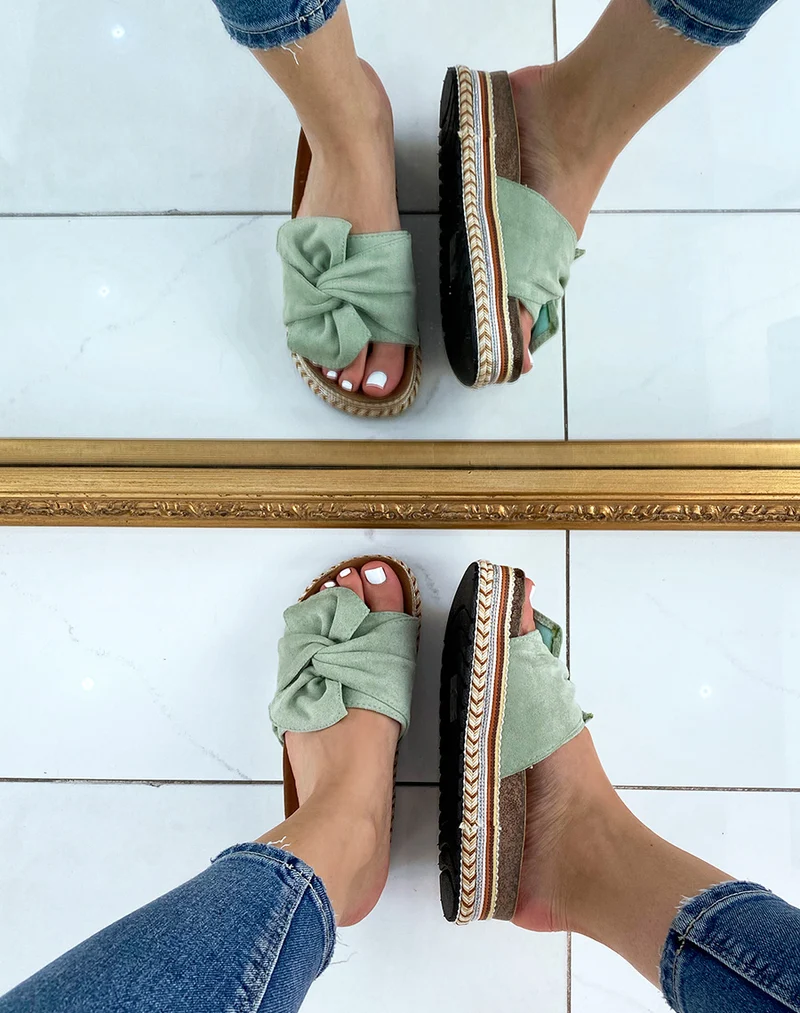 Mules à large bride en suédine vert pastel et motif aztèque