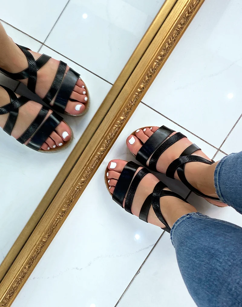 Nu-pieds noirs à semelle argentée