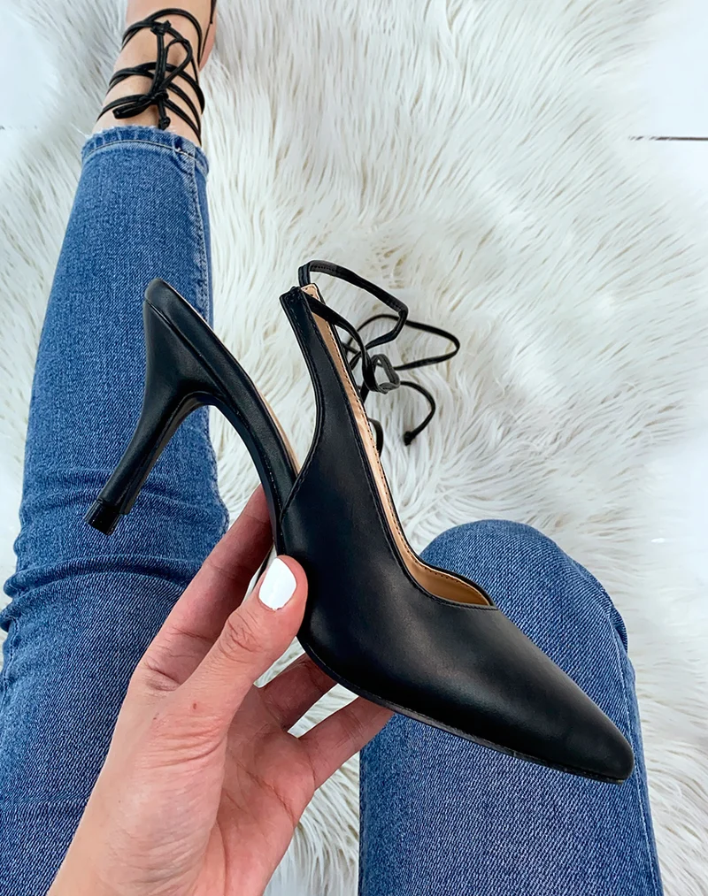 Escarpins noirs en simili-cuir ouvert à l’arrière