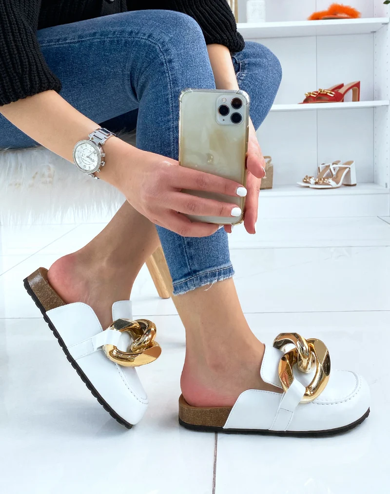Mules style mocassin blanche à grosse chaîne dorée