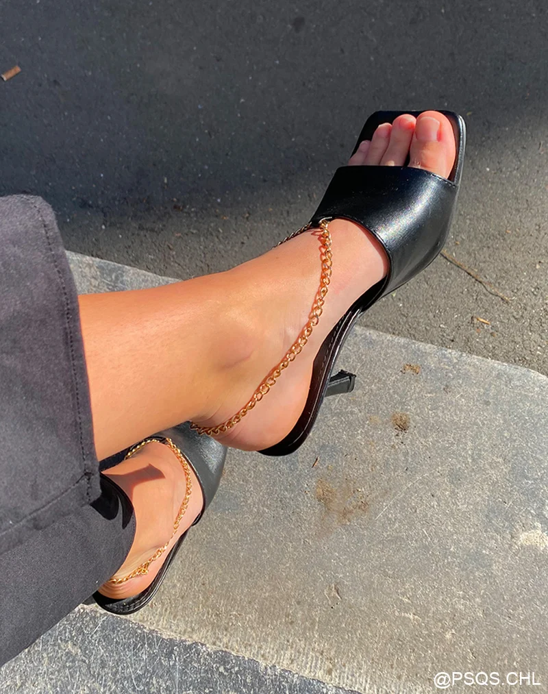 Mules à talon noir et à chaîne dorée