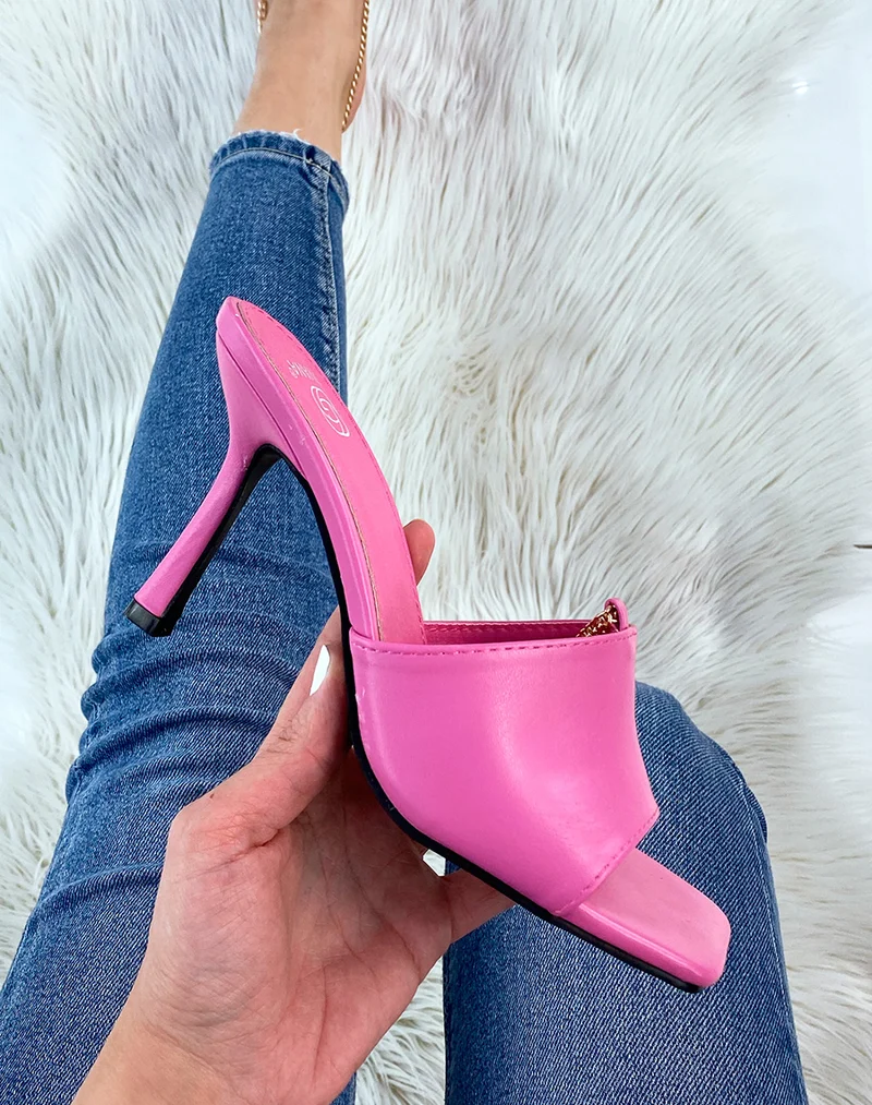 Mules à talon violet fushia et à chaîne dorée