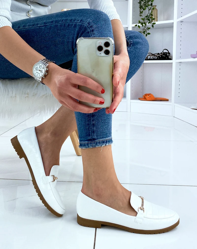 Mocassins blancs effet croco à détail doré