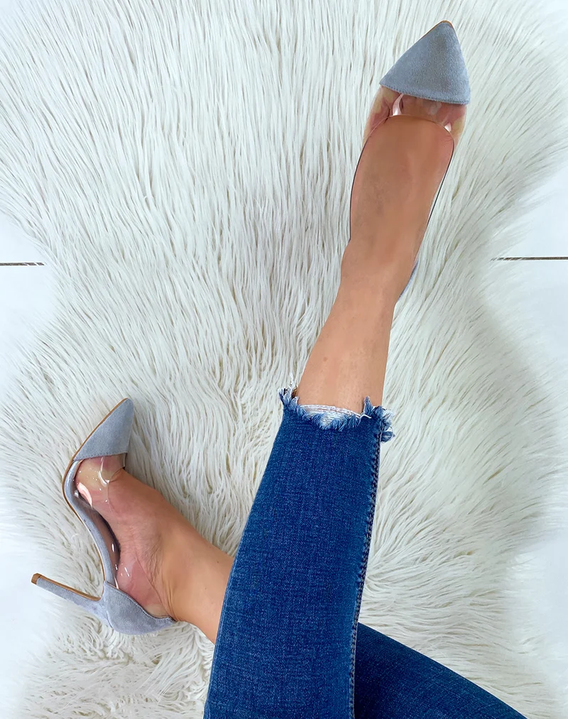Escarpin à empiècements en suédine bleu pastel et transparents