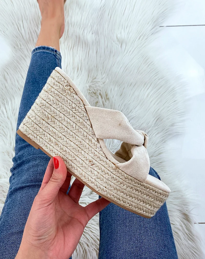 Compensées en suédine beige à brides entrecroisées