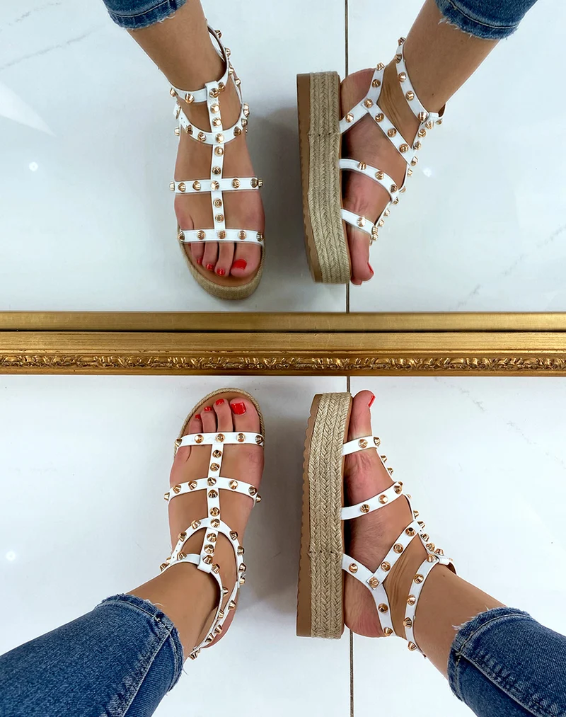 Nu-pieds compensés blancs cloutés