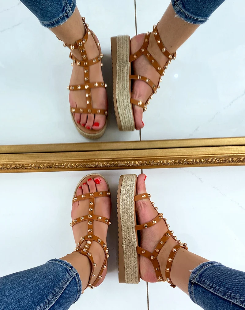 Nu-pieds compensés camel cloutés