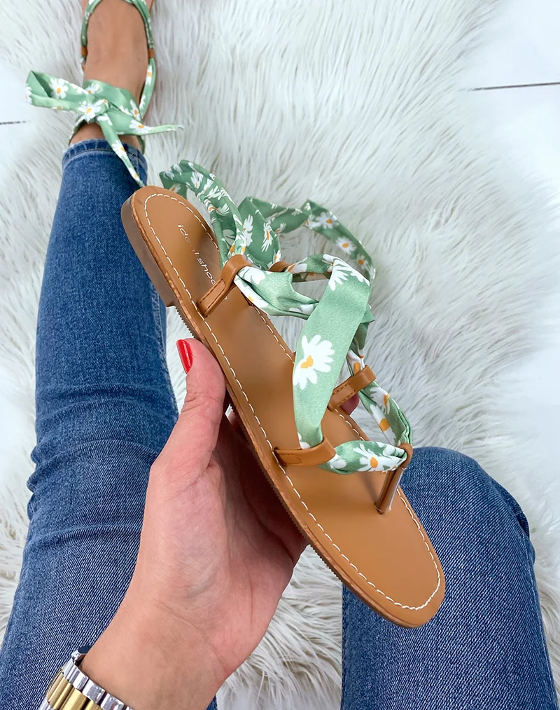 Nu-pieds verts à ruban et motif fleuri