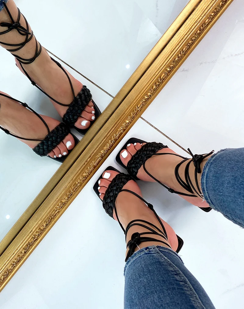 Sandales à talon noires à bride tressé et longues lanières