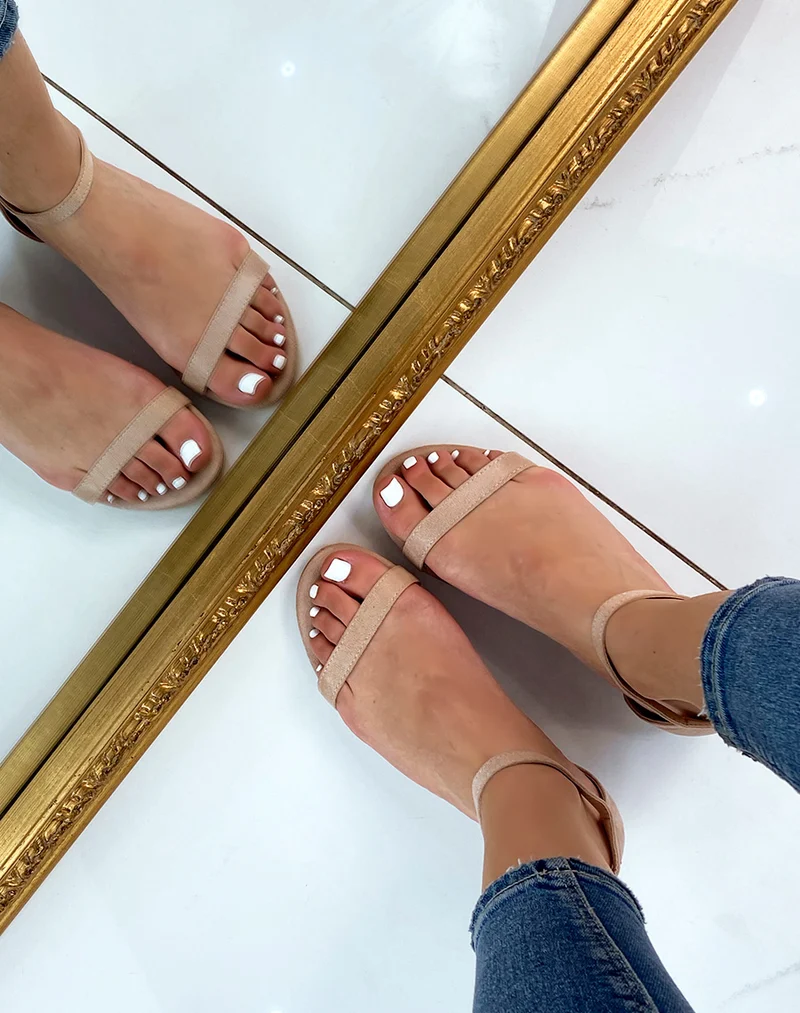 Sandales plates en suédine beige à fines lanières