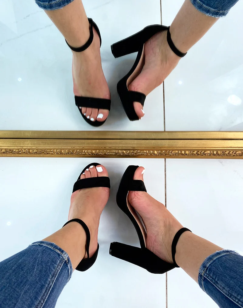 Sandales à talon en suédine noire