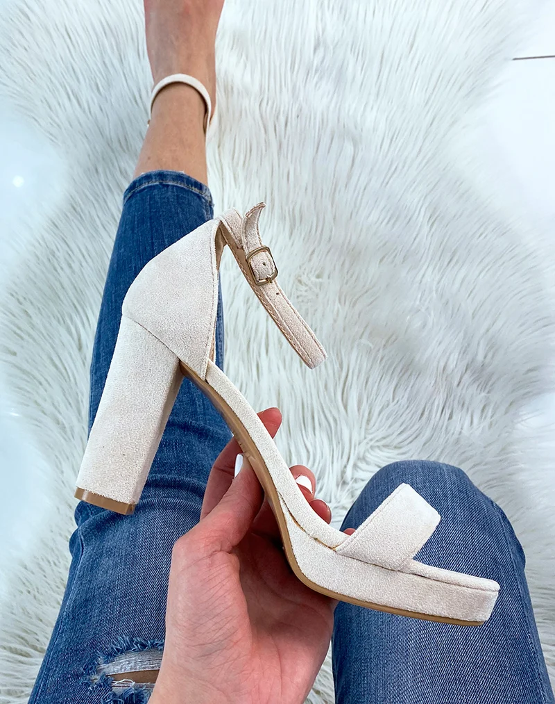 Sandales à talon en suédine beige