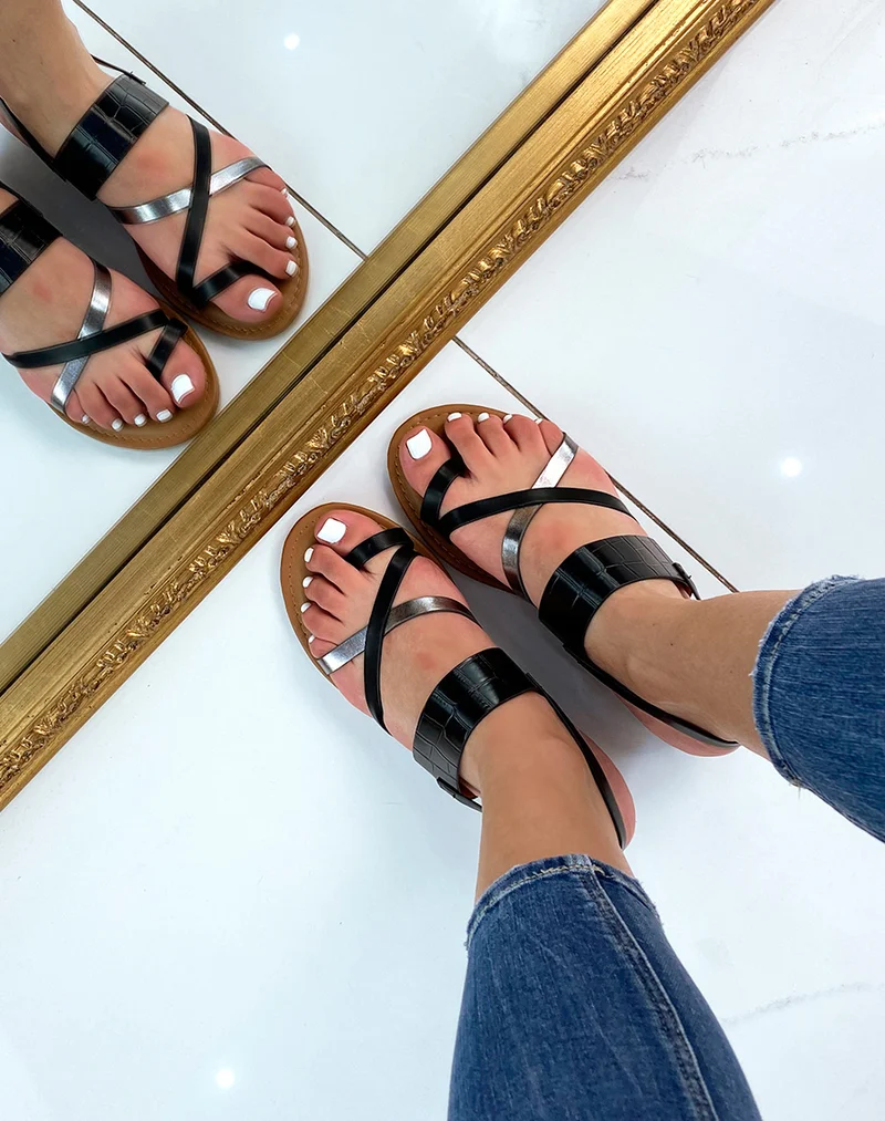 Nu-pieds noirs à brides entrecroisées