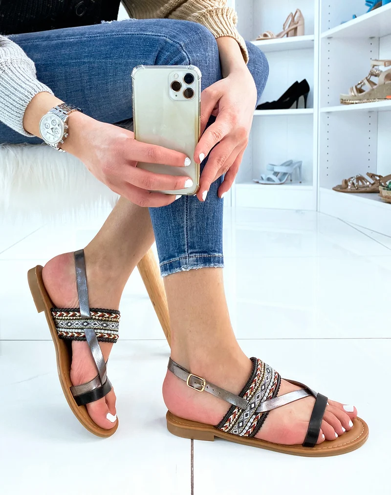 Nu-pieds noirs à détails tressés